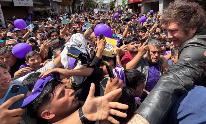 El presidente Javier Milei recorrió la Plaza Libertad con los candidatos locales de La Libertad&nbsp;Avanza