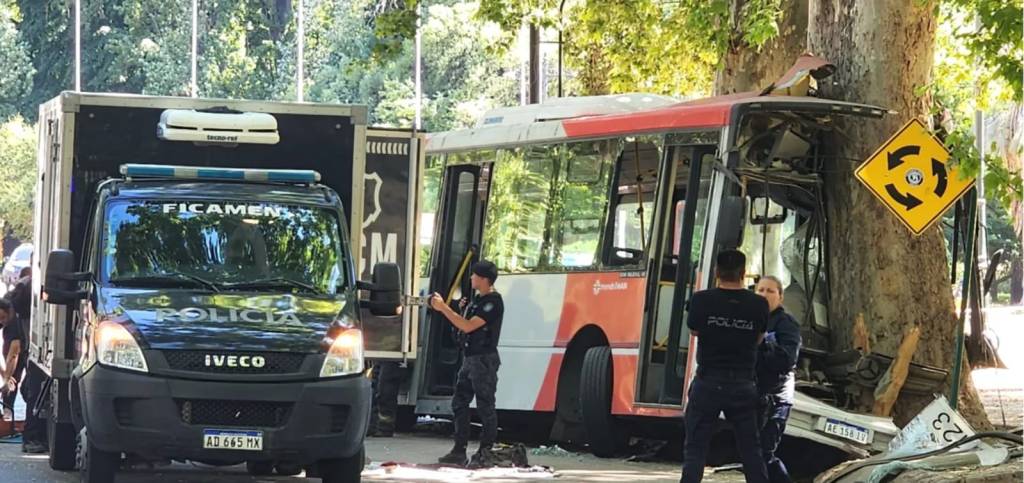 Un jubilado fue atropellado por un colectivo mientras cruzaba la calle y está&nbsp;grave